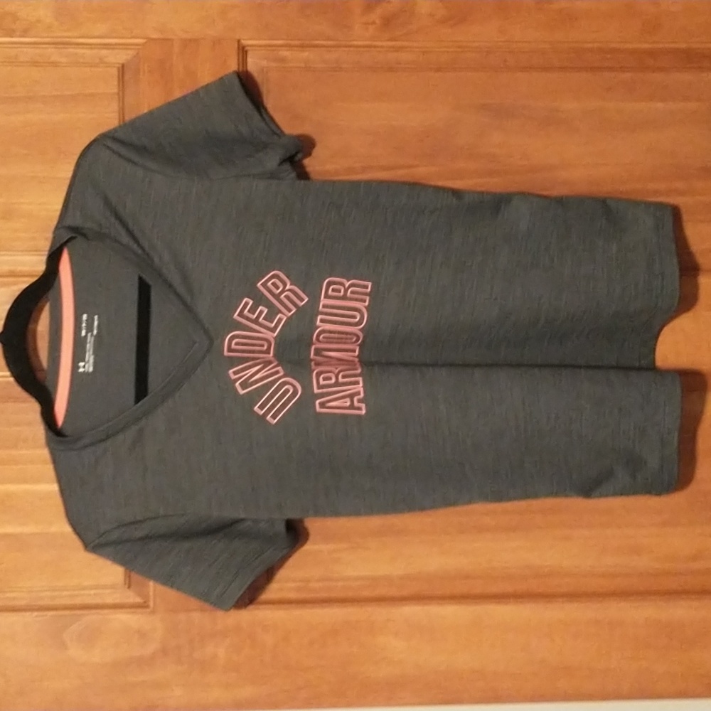 Under Armour women's size S short sleeve v-neck twist heatgear graphic logo top